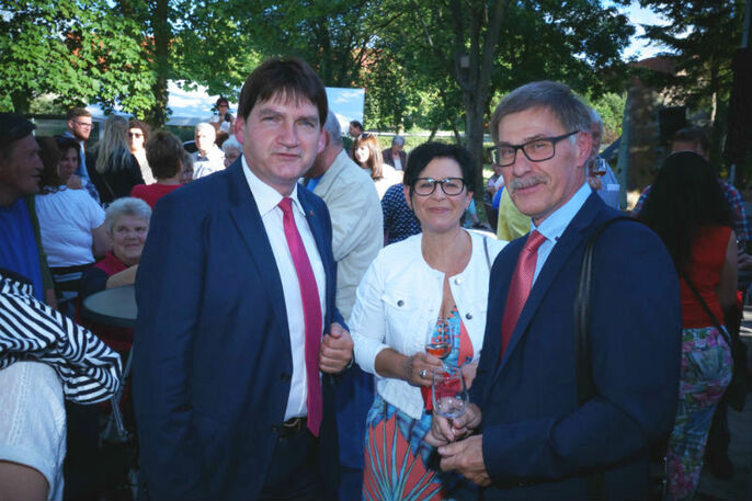So durfte der Ortsbürgermeister auch zahlreiche prominente Ehrengäste begrüßen, wie hier den Landtagsabgeordneten von Rheinland-Pfalz Herrn Heiko Sippel