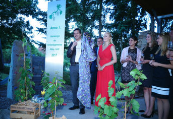 Pfarrer Tobias Kraft enthüllt das neue Schild