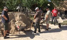 Arbeitseinsatz: Sand auffüllen