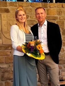 Rheinhessischen Weinprinzessin Anna Nierstheimer mit Ortsbürgermeister Frank Jakoby-Marouelli