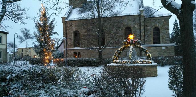 Auch in diesem Jahr leuchtet der Brunnen neben dem Weihnachtsbaum zwischen den zwei Kirchen wunderschön