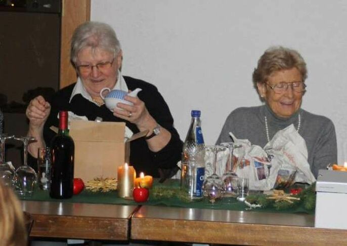 In diesem Jahr fand eine sehr lustige und spektakuläre Weihnachtsfeier mit „Schrottwichteln“ statt. So manche Landfrau hatte doch einiges zu lachen beim Auspacken ihres Wichtelgeschenkes