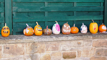 Von Kindern bemalte Kürbisse am Bürgerhaus in Nack
