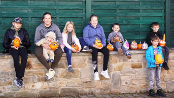 Voller Stolz präsentieren die Kinder die von ihnen bemalten Kürbisse am Bürgerhaus in Nack