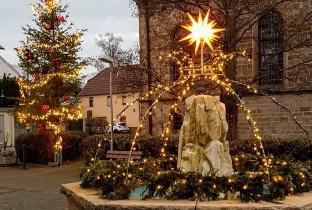 Weihnachtsbaum und Brunnen