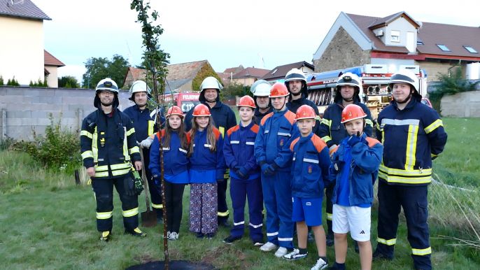 Die Jugenfeuerwehr pfanzt Bäume