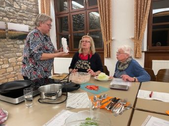 Referentin Karin Hartenbach zeigt den Landfrauen Gerichte to-go