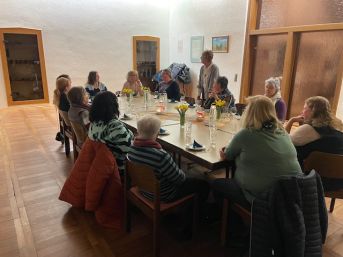 Einige Nacker Damen sitzen gemütlich beim Einfach-so-Abend zusammen