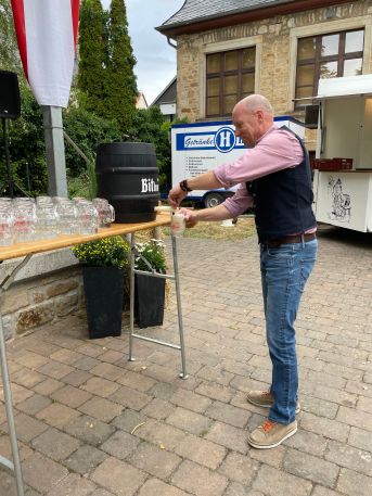 Ein Mann zapft Bier auf der Nacker Kerb