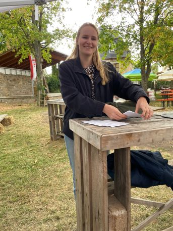 Eine Frau sitzt lächelnd auf der Nacker Kerb