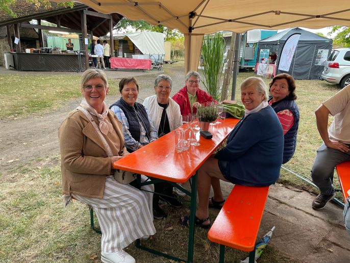 Eine Gruppe glücklicher Menschen sitzen auf der Nacker Kerb zusammen