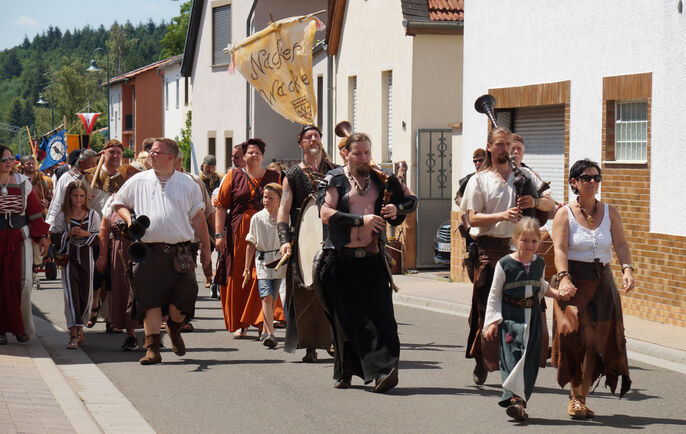 Mittelalterliches Dorffest - Umzug und Markteröffnung